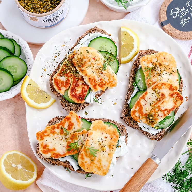 griekse toast met tzatziki en haloumi