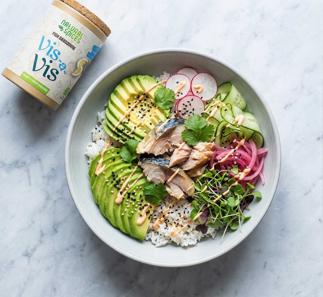 makreel poke bowl met een potje vis-a-vis kruiden mix ernaast