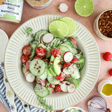 komkommersalade met romige avocado dressing
